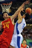 图文：中国男篮77-91希腊 王治郅防守