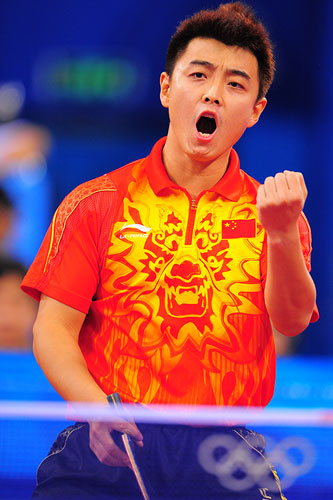 图文:奥运乒乓球男团决赛 王皓握拳庆祝得分
