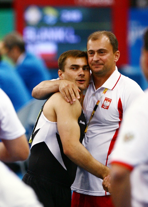 图文:波兰选手夺得男子跳马冠军 与教练庆祝