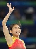 图文：奥运会女子蹦床何雯娜夺冠 胜利笑容