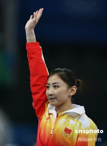 中国首位蹦床奥运冠军何雯娜:这枚金牌太重了