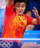 图文：男乒团决赛中国3-0德国  王皓积极的回球