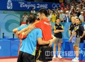 图文：男乒团决赛中国3-0德国  高兴得集体拥抱