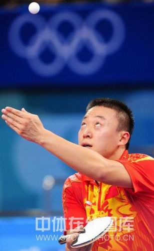 图文:男乒团决赛中国3-0德国 马琳在比赛发球