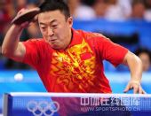 图文：男乒团决赛中国3-0德国  马琳正在比赛中