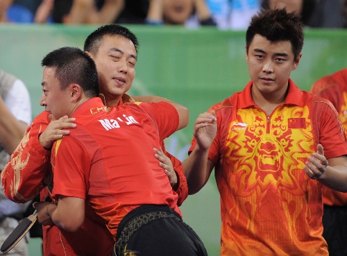 图文:乒乓球男子团体决赛 马琳拥抱刘国梁