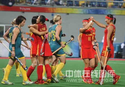 图文：女曲中国2-2澳大利亚 姑娘们庆祝进球