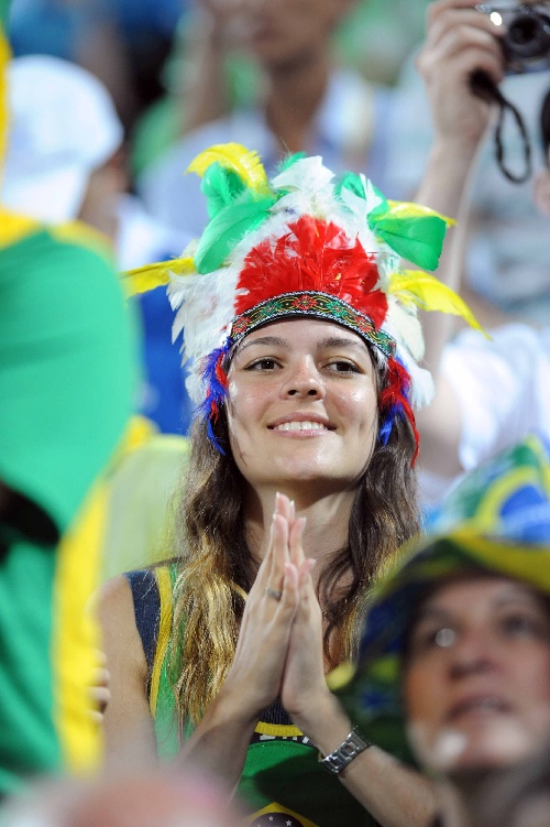 图文:疯狂的沙排巴西球迷 做了个鸡冠头型
