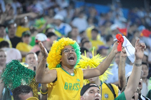 图文:疯狂的沙排巴西球迷 头型很有特色