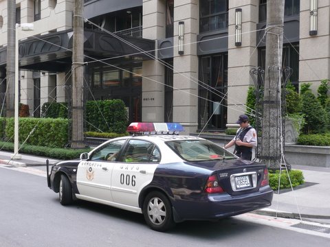陈水扁住处警戒森严,警车每隔一段时间,就会出现在大楼门前巡逻.
