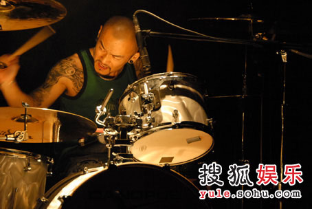 "潮人鼓手"晓丹又添新头衔 为著名乐器做代言