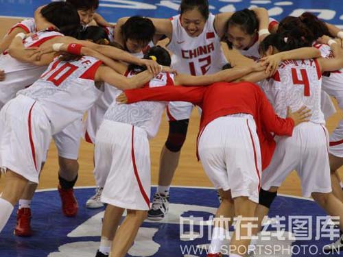 图文：女篮1/4决赛中国队挺进四强  抱成一团