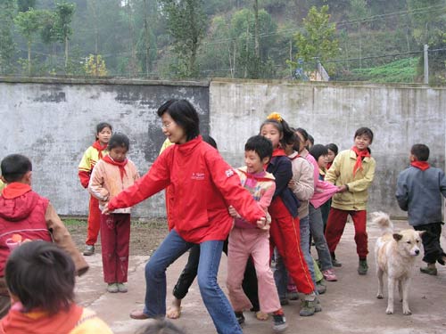 组图:家长会上孩子们表演小品