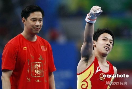 图:邹凯夺得奥运会体操男子单杠金牌