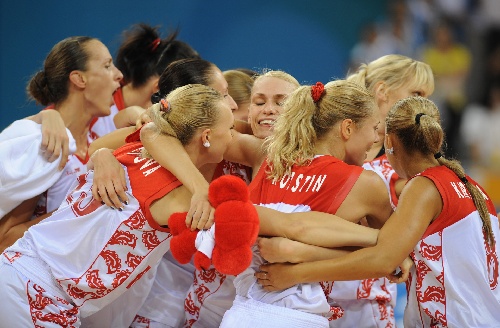 图文:女篮俄罗斯队胜西班牙队 拥抱庆祝胜利