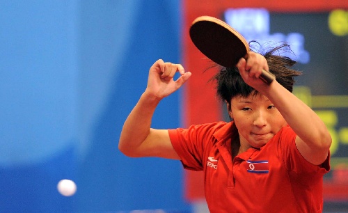 图文:乒乓球女单赛况 朝鲜选手金正在比赛当中