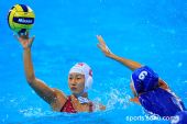 图文：女子水球中国胜意大利获第五 左顾右盼