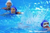 图文：女子水球中国胜意大利获第五 水花溅起
