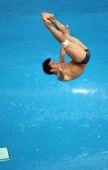 图文：何冲夺得男子3米跳板冠军 直接落水很棒