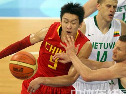图文:男篮1\/4决赛中国vs立陶宛 双方争抢