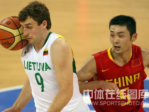 图文：男篮1/4决赛中国不敌立陶宛  双方拼杀