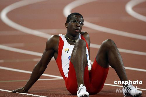 图:古巴选手罗伯斯顺利晋级男子110米栏决赛-
