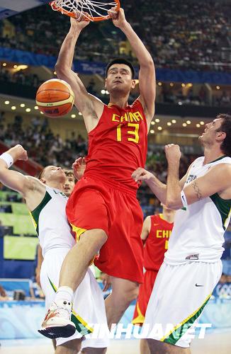 8月20日,中国队球员姚明在比赛中扣篮.新华社记者孟永民摄