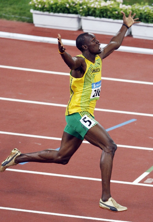图文:博尔特庆祝胜利 在比赛后接着跑步庆祝-搜狐2008奥运