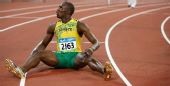 图文：博尔特再夺男子200米金牌 坐在地上看天