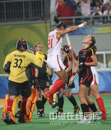 图文：中国3-2德国晋级决赛  挥棍子真高