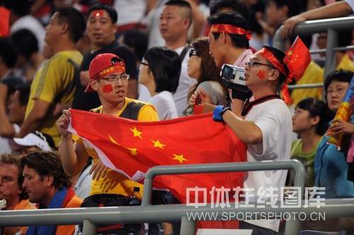 图文：中国3-2德国晋级决赛  热情的中国球迷