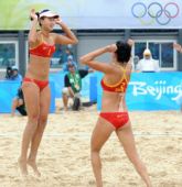 图文：女子沙滩排球薛晨/张希摘铜 庆祝得分
