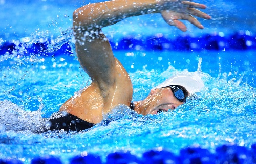 图文:现代五项男子200米游泳赛况 比赛中