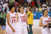 图文：女篮半决赛中国队无缘决赛 赛后准备离场
