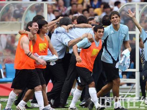 图文:奥运会男足决赛阿根廷队夺冠 紧紧相拥