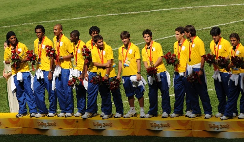 图文:男子足球颁奖仪式 巴西队球员