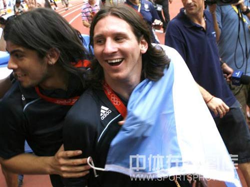 图文:男足决赛阿根廷胜尼日利亚 微笑梅西