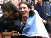 图文：男足决赛阿根廷胜尼日利亚 微笑梅西