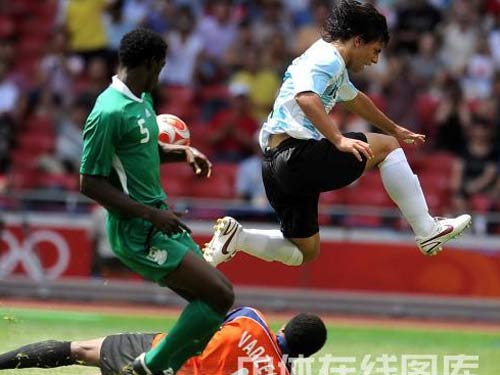 图文:男足决赛阿根廷胜尼日利亚 激烈争抢