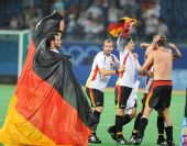 图文：男子曲棍球德国队夺冠 身披国旗感谢观众