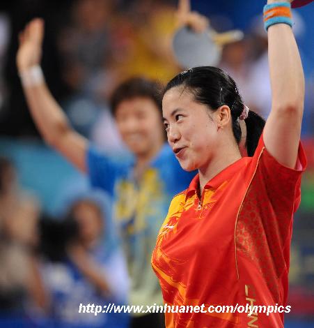  8月22日，中国选手王楠比赛后向观众致意。当日，王楠在北京奥运会乒乓球女子单打决赛中以1比4不敌队友张怡宁，获得银牌。 新华社记者张国俊摄
