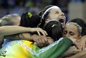 图文：女子排球冠军的庆祝 获胜后拥抱庆祝胜利