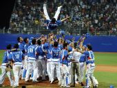 图文：棒球韩国夺冠 韩国队所有球员庆祝胜利