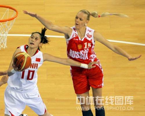 图文：女篮中国81比94俄罗斯 隋菲菲上篮中