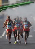 图文：男子马拉松赛况 肯尼亚塞缪尔打破纪录
