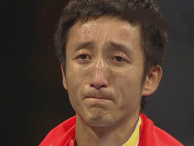图文:拳击48kg级夺金 领奖台上邹市明眼含泪水