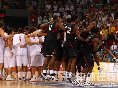 图文:奥运男篮决赛美国队夺冠 相拥庆祝胜利