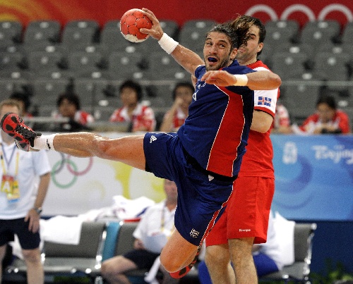 图文:手球男子决赛法国夺冠 吉勒进攻-搜狐2008奥运