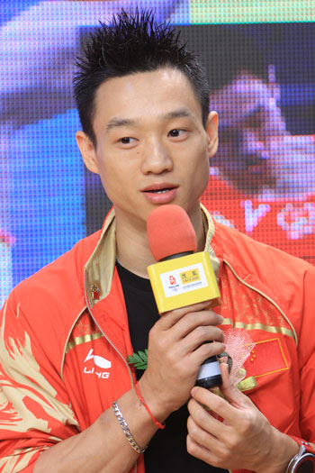 图文:男子体操团体冠军,个人全能冠军杨威