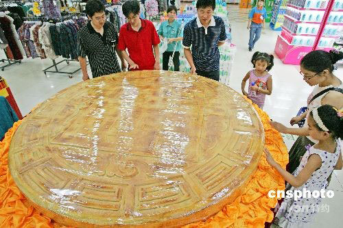 图文:巨型月饼亮相山东潍坊-搜狐新闻